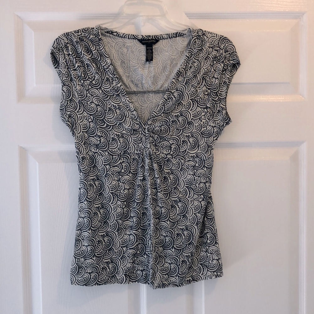 Banana Republic graphic print stretch v neck top